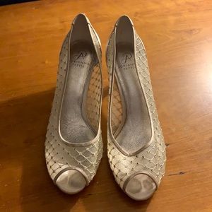 Golden sparkly heels. Perfect for prom or wedding. Size 11 1”heels